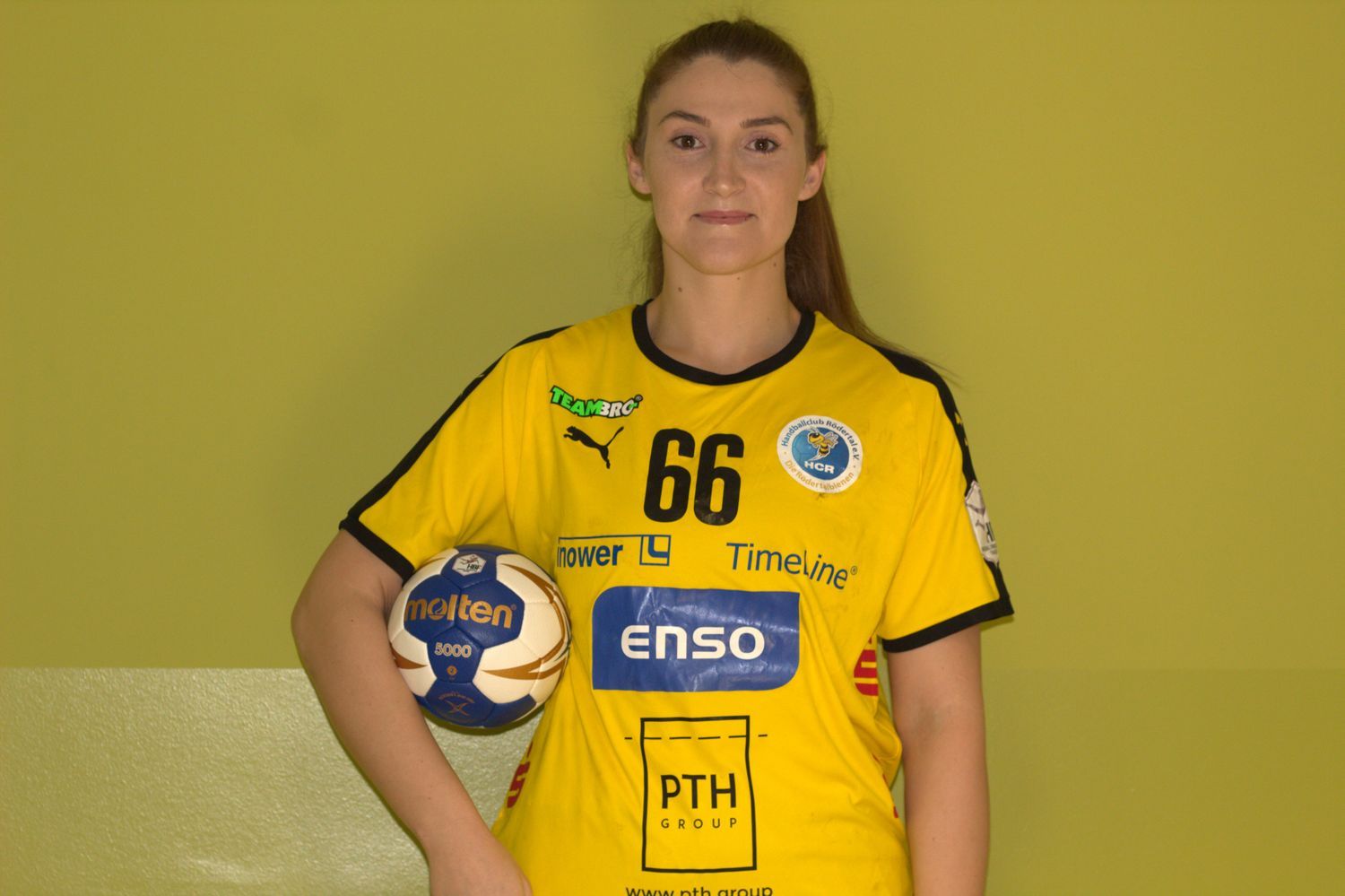 Titelbild Bienen-Neuzugang Ana Ciolan: „Es geht nur im Team“