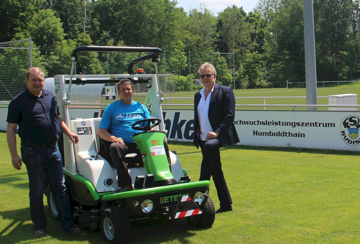Titelbild - Neuer Rasentraktor für Budissa Bautzen